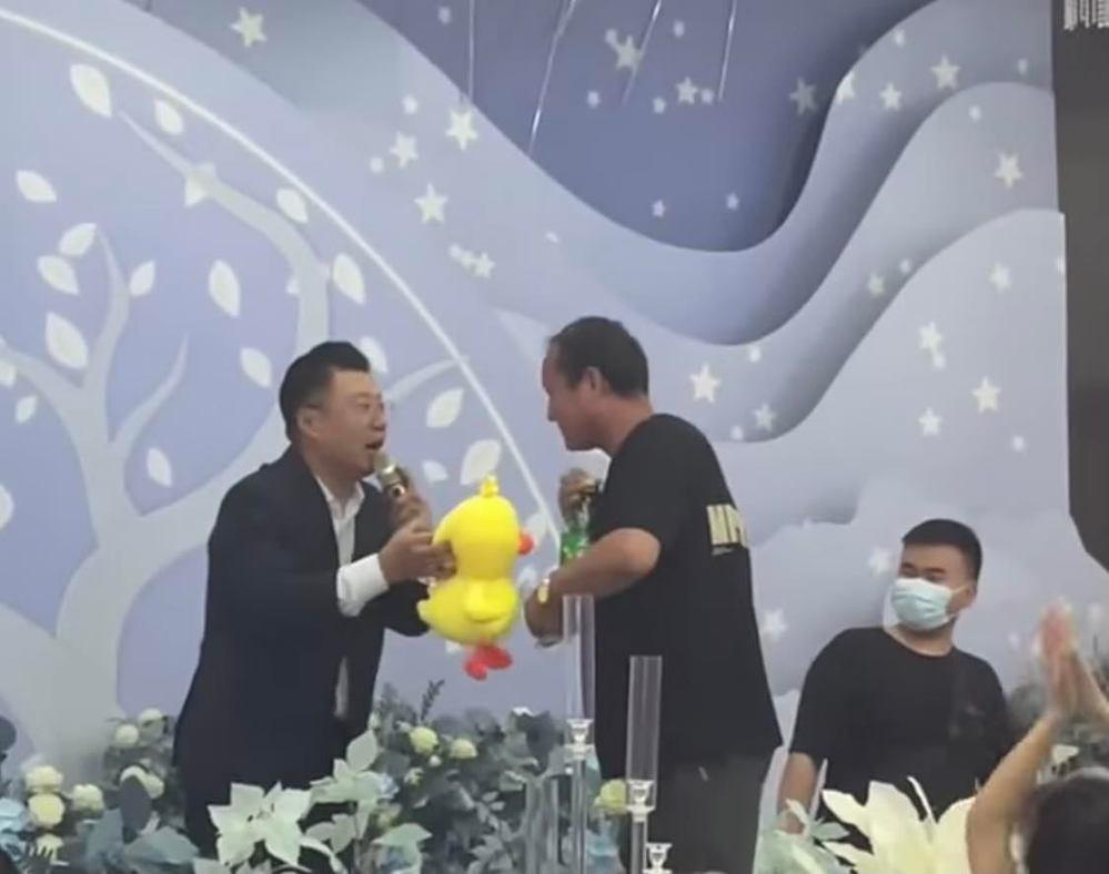 Ông bố thi uống rượu chỉ để kiếm gấu bông cho con gái 19 tuổi-1