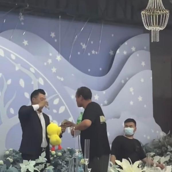 Ông bố thi uống rượu chỉ để kiếm gấu bông cho con gái 19 tuổi-3