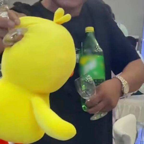 Ông bố thi uống rượu chỉ để kiếm gấu bông cho con gái 19 tuổi-4