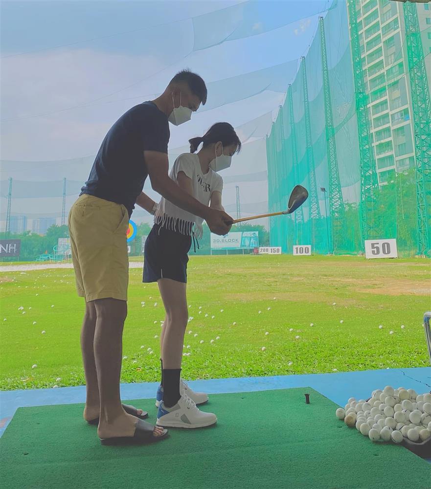 Con gái Thủy Tiên cao lớn ngỡ ngàng, được bố luyện chơi golf-1