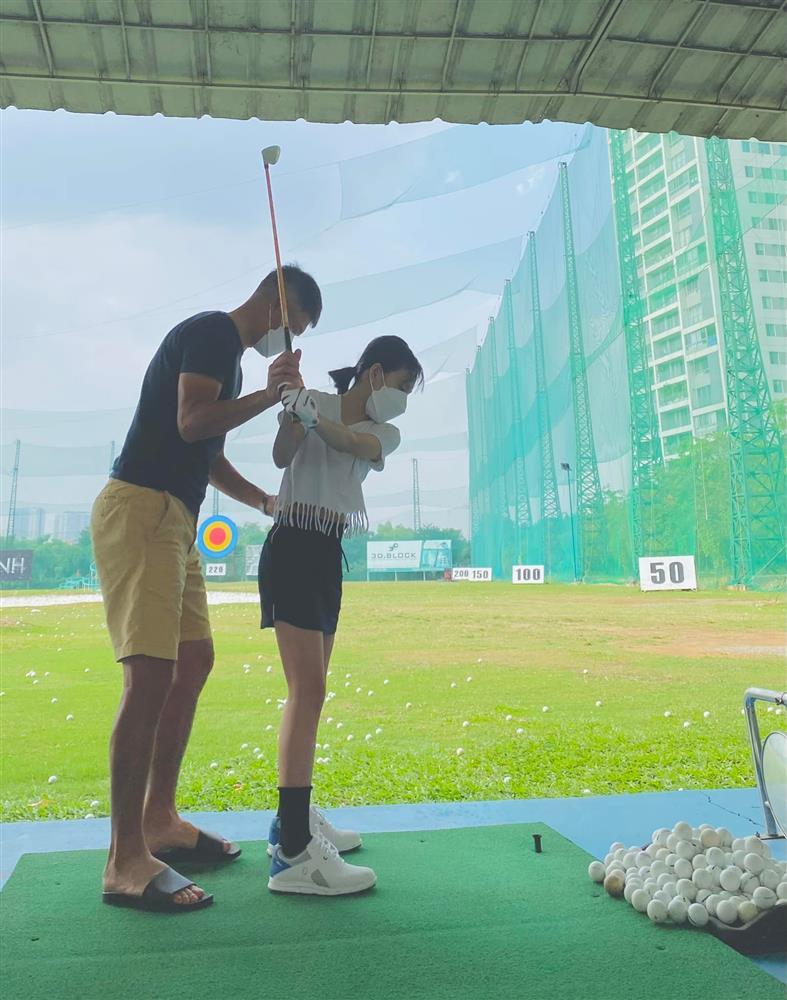 Con gái Thủy Tiên cao lớn ngỡ ngàng, được bố luyện chơi golf-2