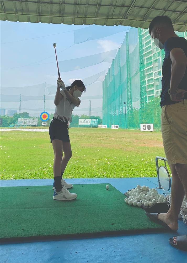 Con gái Thủy Tiên cao lớn ngỡ ngàng, được bố luyện chơi golf-3