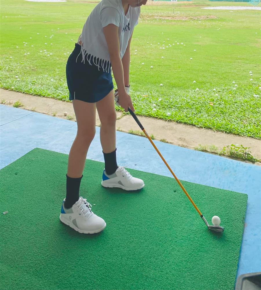 Con gái Thủy Tiên cao lớn ngỡ ngàng, được bố luyện chơi golf-4
