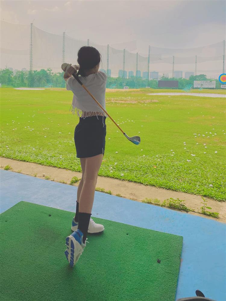 Con gái Thủy Tiên cao lớn ngỡ ngàng, được bố luyện chơi golf-5