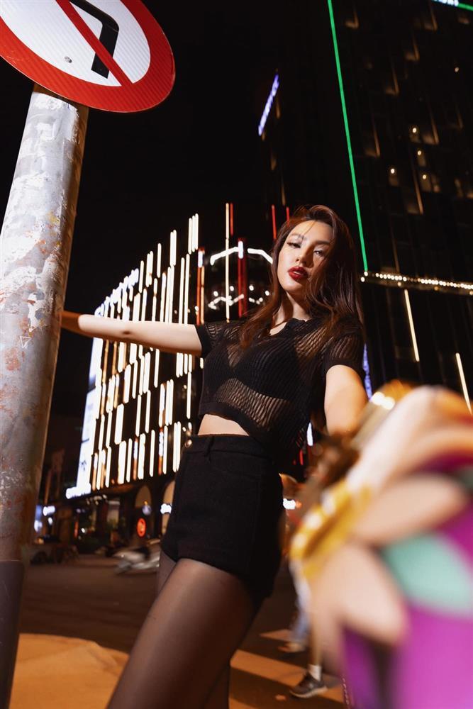 Thùy Tiên từ chối thả rông khi mặc lại áo xuyên thấu của Hà Hồ-1