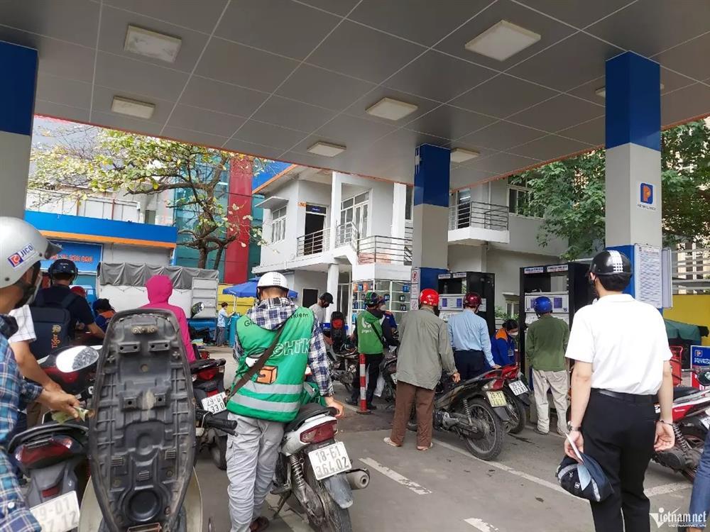 Giá xăng tăng gần 1.000 đồng, vượt 31.500 đồng/lít-1