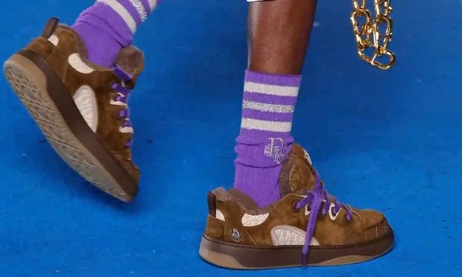 Trào lưu mang tất kết hợp với dép-1