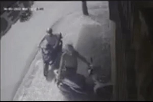 Clip: Bị giật điện thoại, cô gái phi xe đuổi theo tên cướp suốt 2km