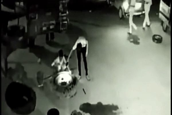 Ngồi ăn ốc vỉa hè, 3 người trong gia đình bị ô tô tông thương vong-2