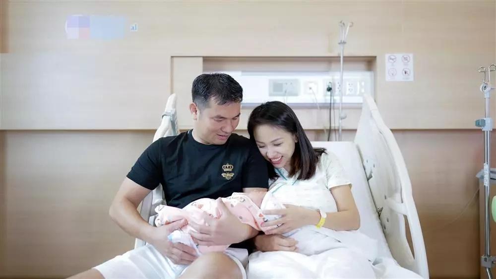 Van Hugo shows off his newborn daughter, netizens confirm surrogacy-4