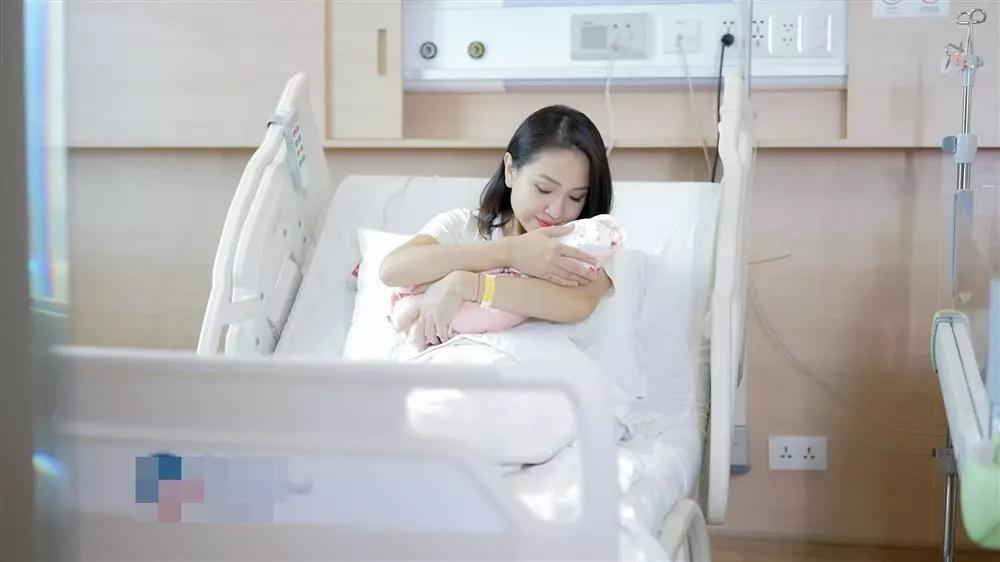 Van Hugo shows off his newborn daughter, netizens confirm surrogacy-5