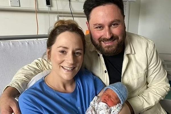 The bride drove herself to the hospital to give birth just a few hours before the wedding