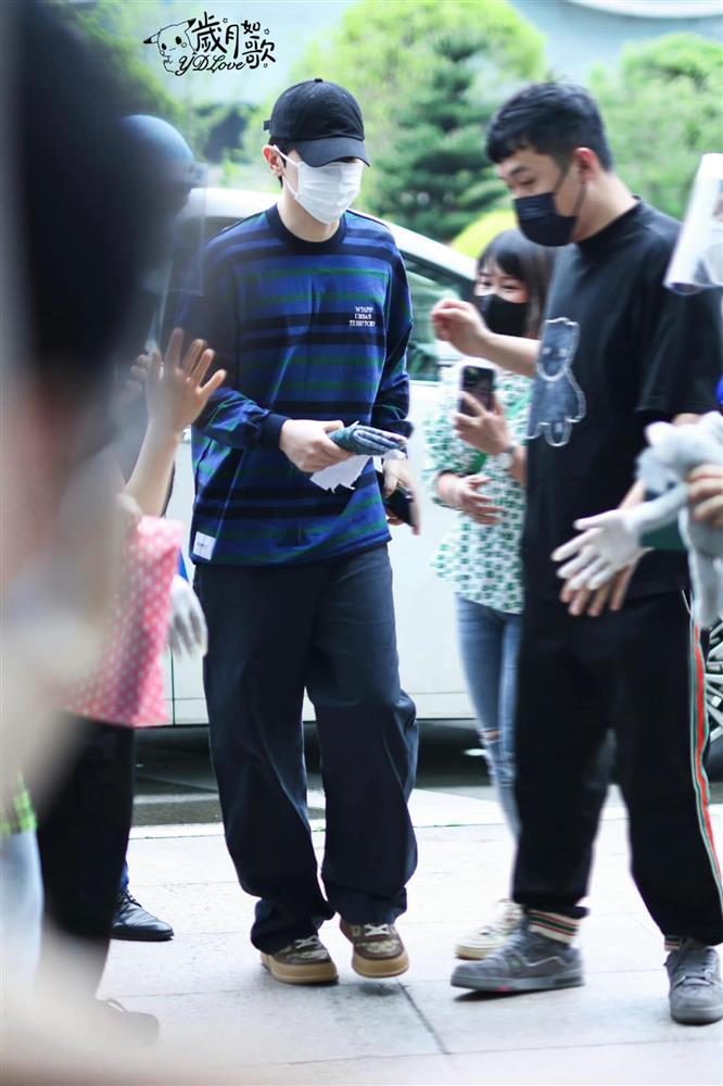 Đặng Luân lần đầu xuất hiện sau trốn thuế, cúi đầu đi nhanh-3