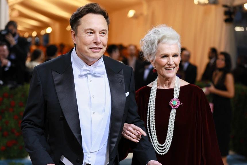 What does Elon Musk's mother eat to keep fit at the age of 74-1