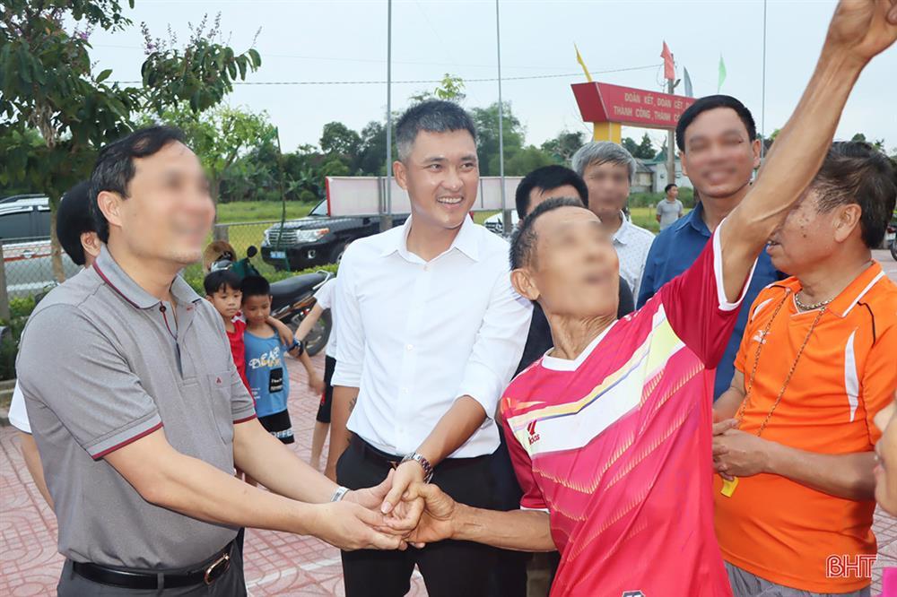 Hoài Linh đi trao quà, Công Vinh được đối xử sao sau ồn ào từ thiện?-5