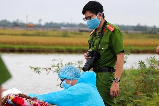 Thi thể nam giới tay bị quấn chặt trong bao tải trôi trên sông Mã