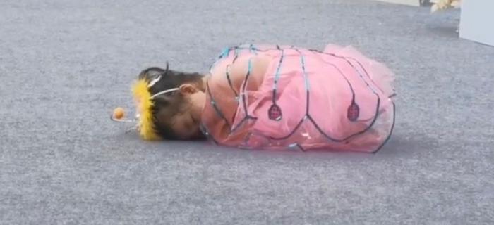 Mặc kệ các bạn múa tung tăng, vũ công nhí vẫn say giấc trên sân khấu-2