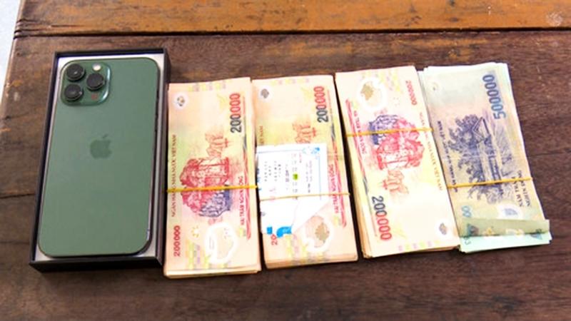 Trộm tiền của bà ngoại mua iPhone 13 promax tặng bạn gái-2