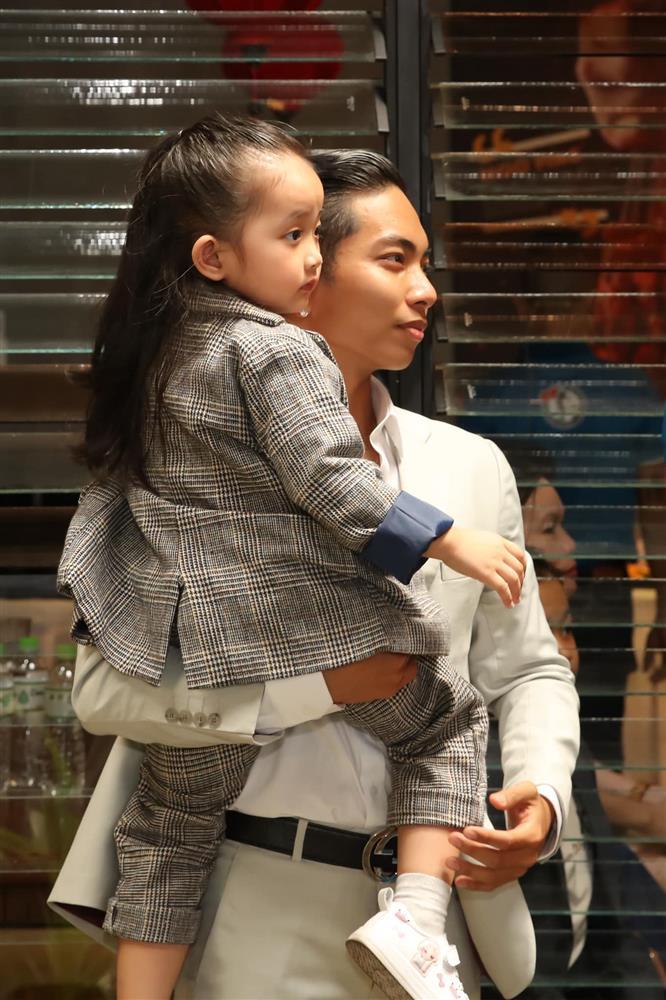 Mỗi người một ý về ngoại hình con gái Khánh Thi - Phan Hiển-5