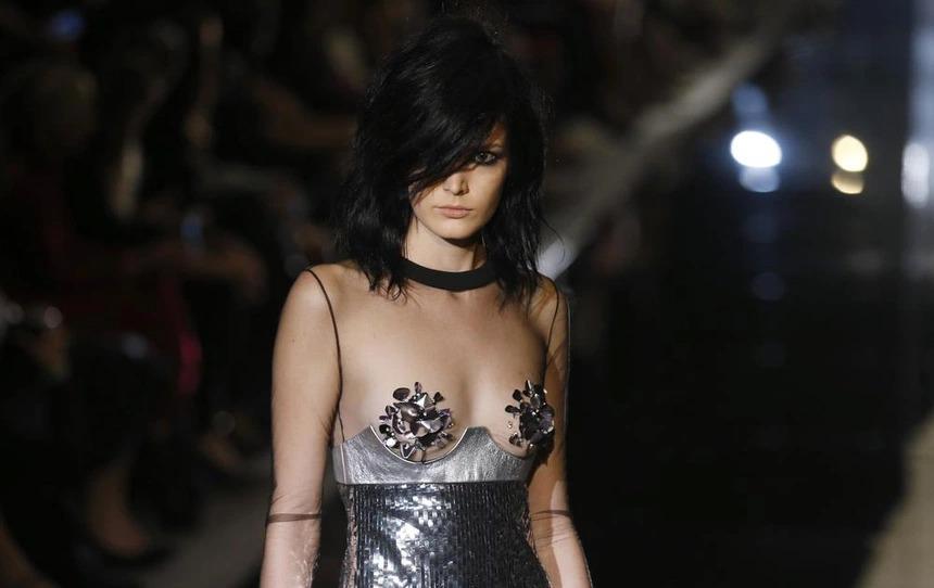 Trào lưu mặc trang phục lộ miếng dán ngực-2