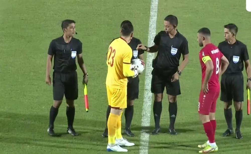 Lên sóng sau chiến thắng, Đặng Văn Lâm bị ghẹo khóc chưa-3