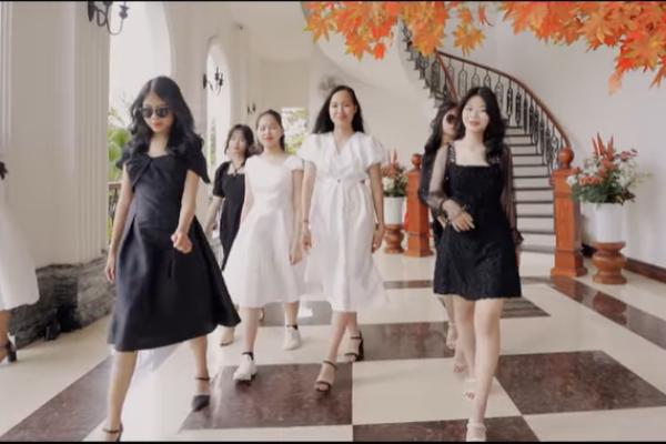 In 4 chị mẹ xinh đẹp nổi khắp MXH khi chụp kỷ yếu bên con gái-12