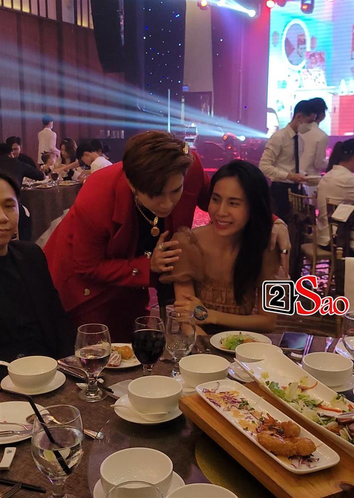 Chi Dân bá vai bá cổ Thủy Tiên giữa đám đông, mối quan hệ là gì?-4