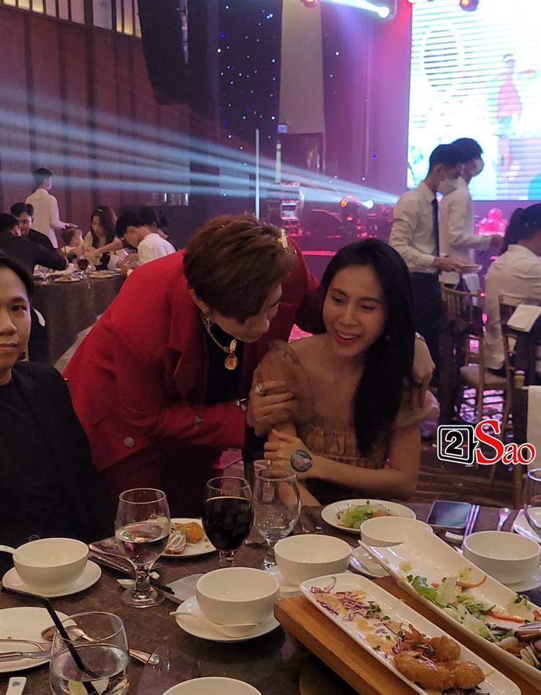 Chi Dân bá vai bá cổ Thủy Tiên giữa đám đông, mối quan hệ là gì?-2