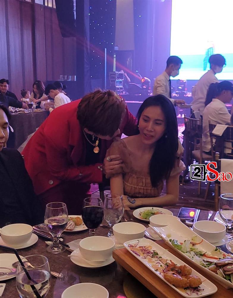 Chi Dân bá vai bá cổ Thủy Tiên giữa đám đông, mối quan hệ là gì?-3