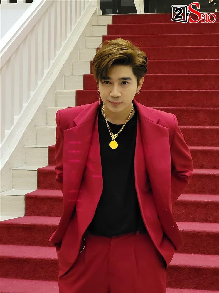 Chi Dân bá vai bá cổ Thủy Tiên giữa đám đông, mối quan hệ là gì?-1