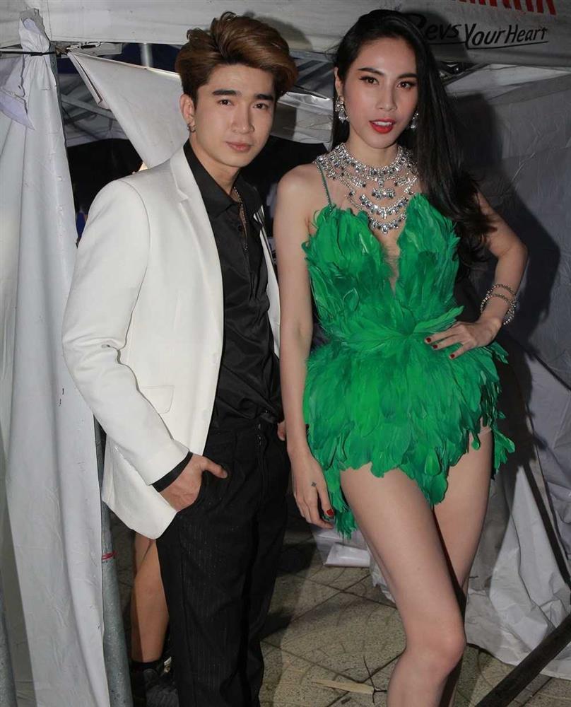 Chi Dân bá vai bá cổ Thủy Tiên giữa đám đông, mối quan hệ là gì?-6