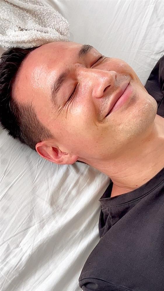 Kim Lý xuống sắc phát sợ dù được Hà Hồ chăm sóc kỹ-3