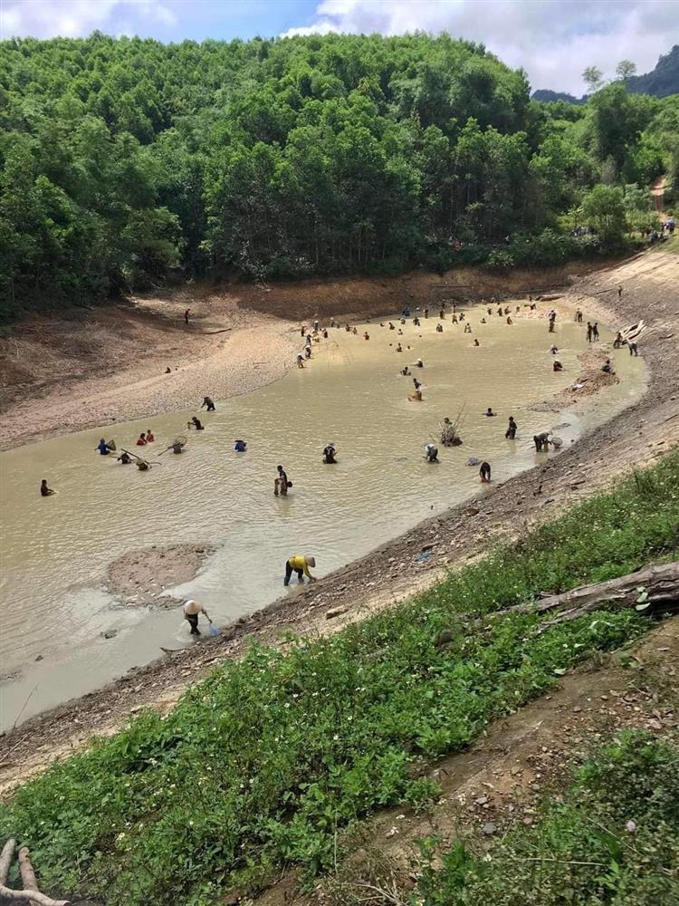 The whole village invites each other to catch fish and divides it equally among all 200 households in the village-5