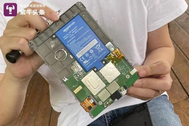 Chú rể giấu nhẫn cưới trong món quà từ 7 năm cô dâu không hay biết-1