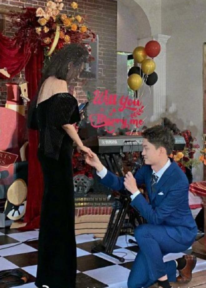 Chú rể giấu nhẫn cưới trong món quà từ 7 năm cô dâu không hay biết-2