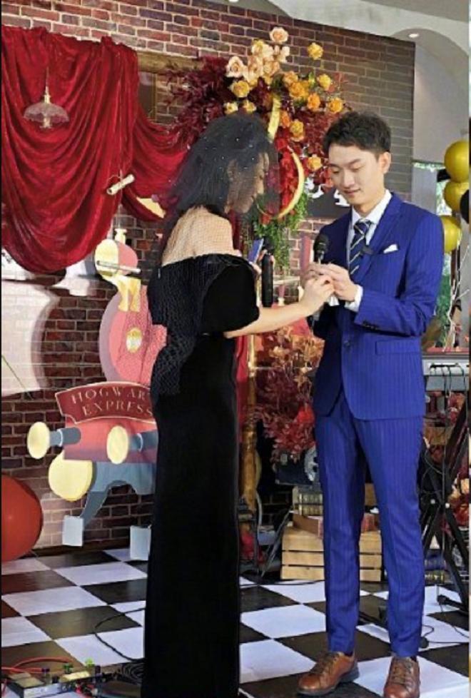 Chú rể giấu nhẫn cưới trong món quà từ 7 năm cô dâu không hay biết-3