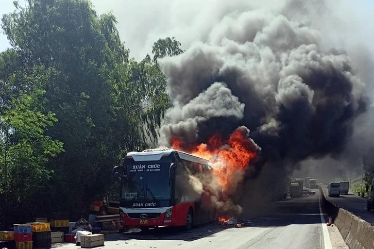 Xe khách chở 20 người bốc cháy dữ dội trên quốc lộ-1