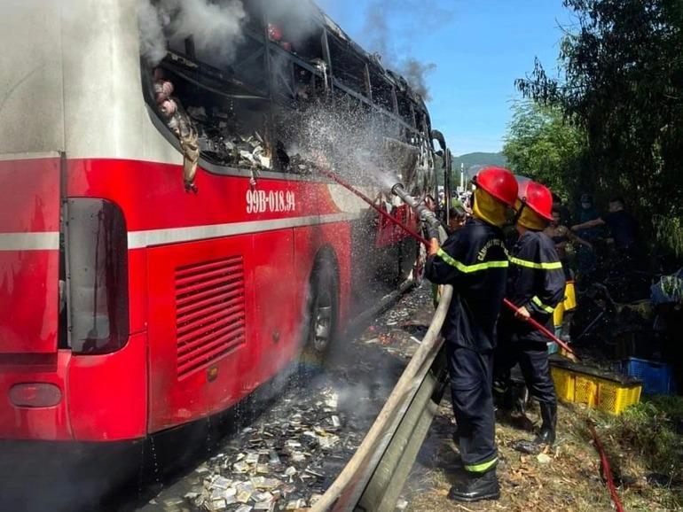 Xe khách chở 20 người bốc cháy dữ dội trên quốc lộ-2