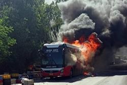 Xe khách chở 20 người bốc cháy dữ dội trên quốc lộ
