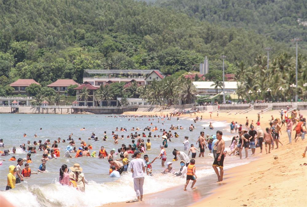 The beach is crowded with people going down to bathe in the middle of the afternoon of the Dragon Boat Festival-2