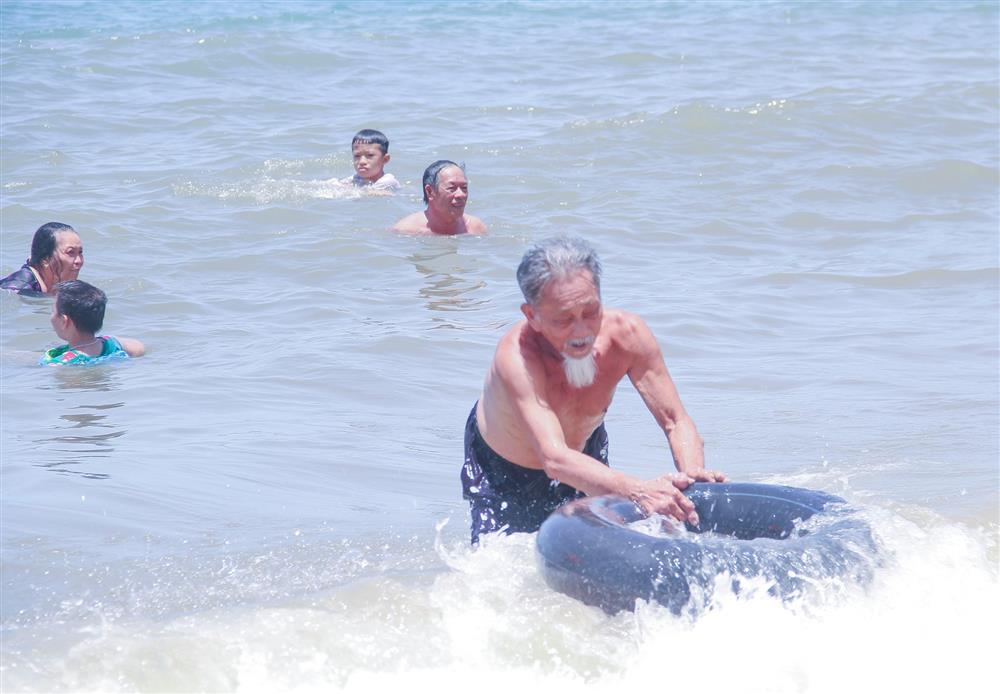 The beach is crowded with people going down to bathe in the middle of the afternoon of the Dragon Boat Festival-4