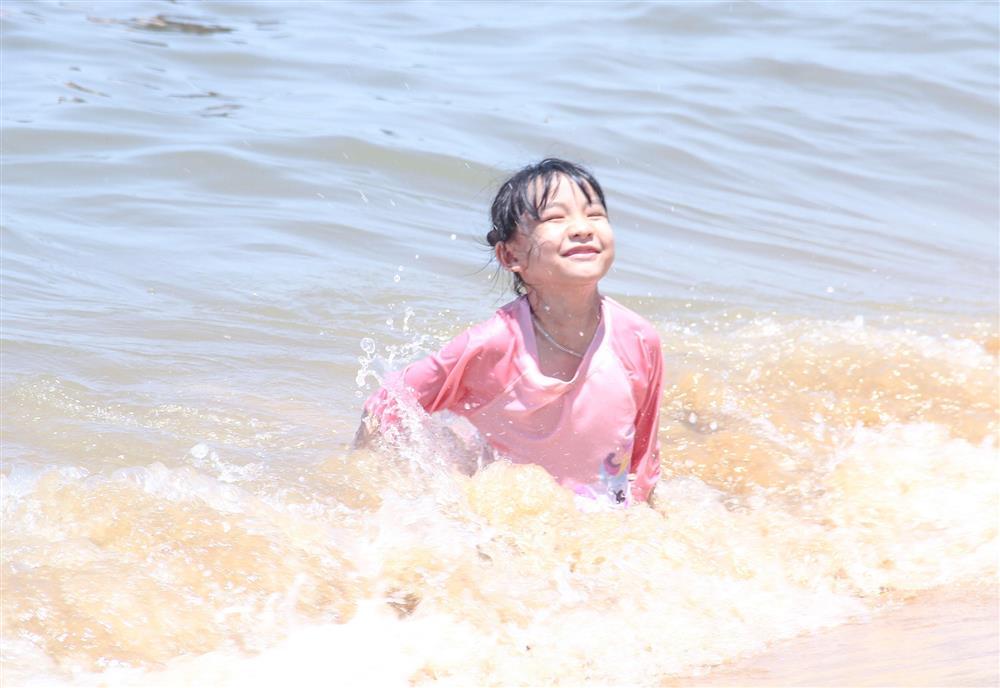 Bãi biển đông nghịt người xuống tắm xả xui giữa trưa Tết Đoan Ngọ-5