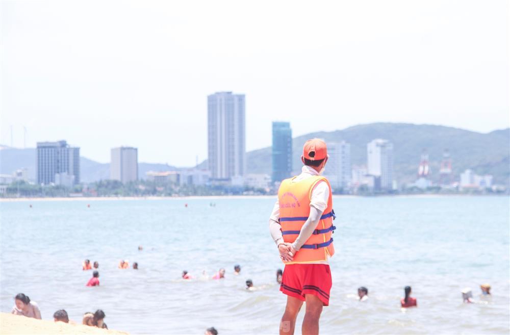 Bãi biển đông nghịt người xuống tắm xả xui giữa trưa Tết Đoan Ngọ-6