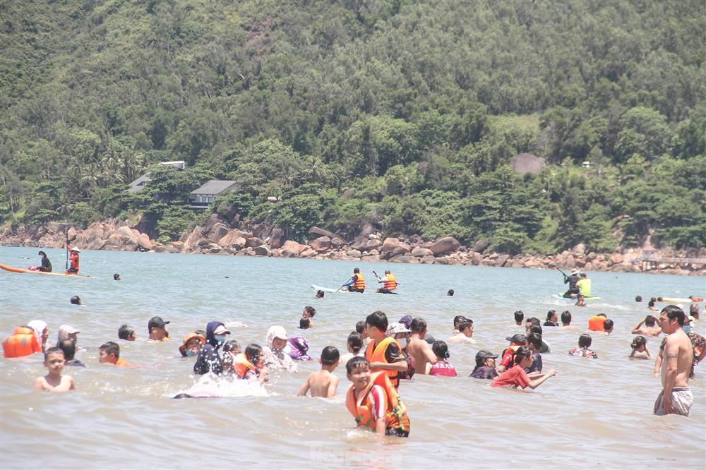 Bãi biển đông nghịt người xuống tắm xả xui giữa trưa Tết Đoan Ngọ-7