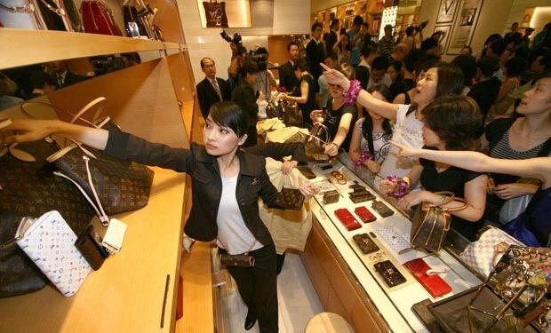 Louis Vuitton chê người ít tiền-1