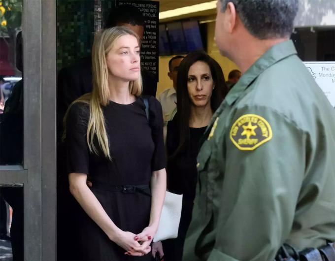 Amber Heard bị chế nhạo vì mặc lại váy may mắn ở phiên xử cuối-2