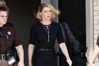 Amber Heard bị chế nhạo vì mặc lại 'váy may mắn' ở phiên xử cuối