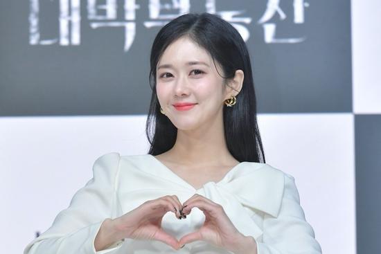 Bố Jang Nara nói về rể 'phi công' và tin đồn cưới chạy bầu