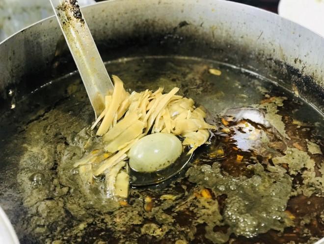 Món bún nổi tiếng nước dùng đen sệt, bốc mùi thum thủm ở Gia Lai-2