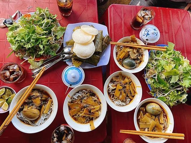 Món bún nổi tiếng nước dùng đen sệt, bốc mùi thum thủm ở Gia Lai-3